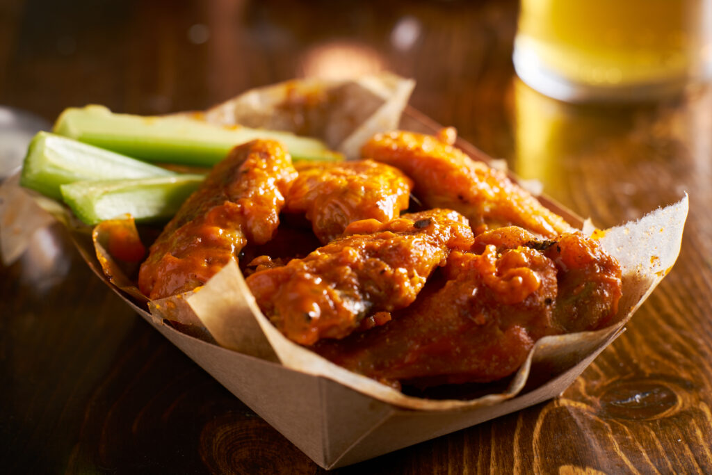 AW ERBJUDANDE varje torsdag & fredag en talrik buffullo wings med fatöl 50ocl, glas vin eller alkoholfri alternative för endast 99 kr