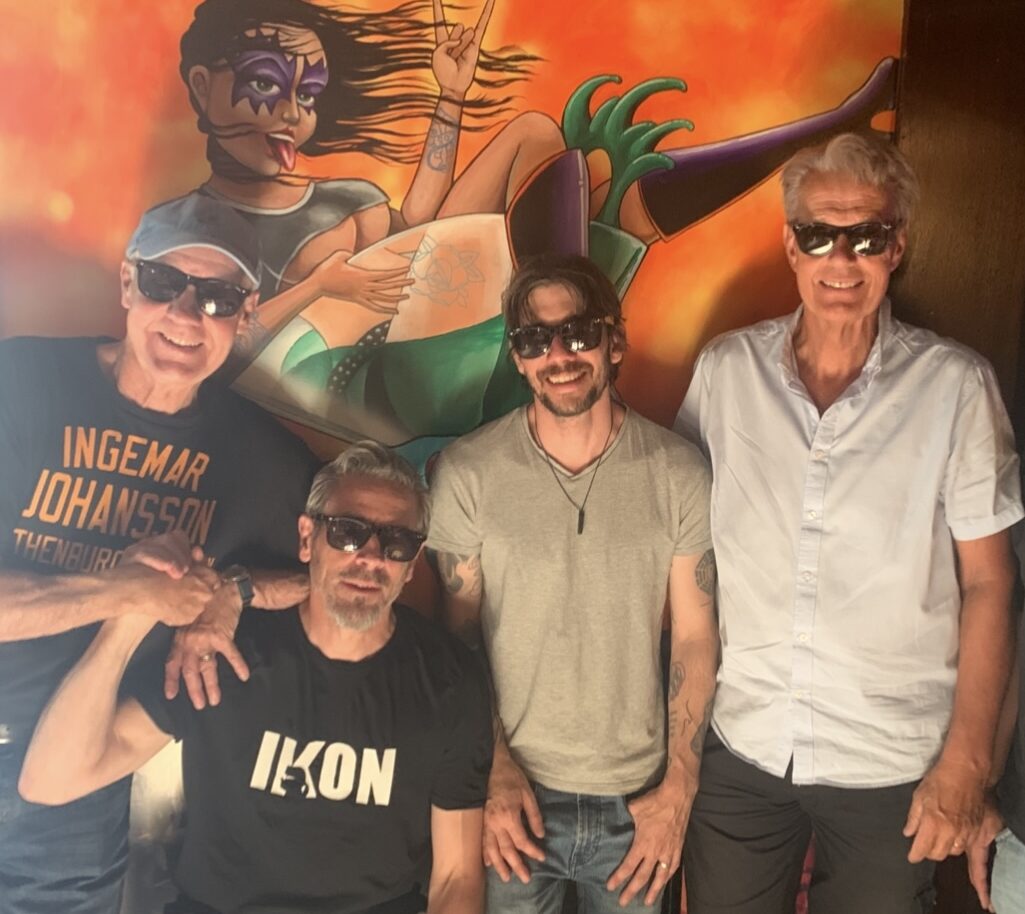 Ge dig ut på en musikalisk resa tillsammans med Jimmy Uller Band och den karismatiske Ola Rapace när de tar över scenen på Restaurang Torarica! Den 29 augusti 2025 kl. 20:00 bjuder denna oslagbara grupp på ett rockkonsertäventyr utöver det vanliga. Låt dig svepas med av kraftfulla gitarriff, intensiva trumslag och Ola Rapaces magnetiska scennärvaro som garanterat får dig att vibrera av energi hela kvällen. Med en biljettpris som börjar på överkomliga 100 SEK, är detta en oförglömlig musikupplevelse du inte vill missa. Säkra din plats för en kväll fylld av passion, rytm och oförglömliga rockmelodier. Ta fram dina bästa rockkläder, samlat dina vänner och förbered er på en afton där musiken tar huvudrollen i hjärtat av Restaurang Torarica. Låt oss rocka natten tillsammans! Köp dina biljetter nu!
