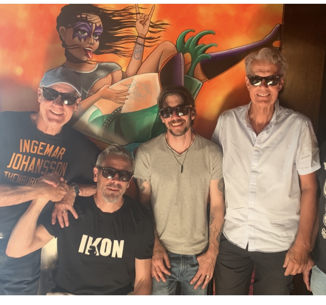 Ge dig ut på en musikalisk resa tillsammans med Jimmy Uller Band och den karismatiske Ola Rapace när de tar över scenen på Restaurang Torarica! Den 29 augusti 2025 kl. 20:00 bjuder denna oslagbara grupp på ett rockkonsertäventyr utöver det vanliga. Låt dig svepas med av kraftfulla gitarriff, intensiva trumslag och Ola Rapaces magnetiska scennärvaro som garanterat får dig att vibrera av energi hela kvällen. Med en biljettpris som börjar på överkomliga 100 SEK, är detta en oförglömlig musikupplevelse du inte vill missa. Säkra din plats för en kväll fylld av passion, rytm och oförglömliga rockmelodier. Ta fram dina bästa rockkläder, samlat dina vänner och förbered er på en afton där musiken tar huvudrollen i hjärtat av Restaurang Torarica. Låt oss rocka natten tillsammans! Köp dina biljetter nu!